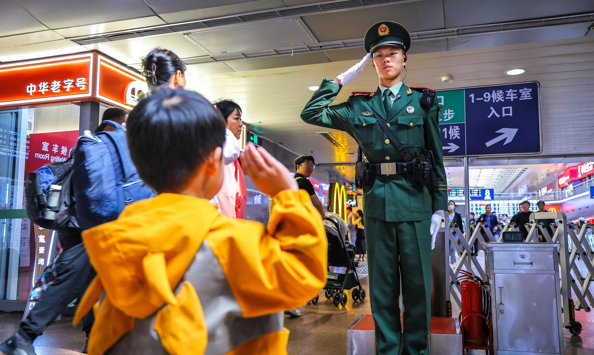 “五一”假期武警官兵保障旅客平安出行