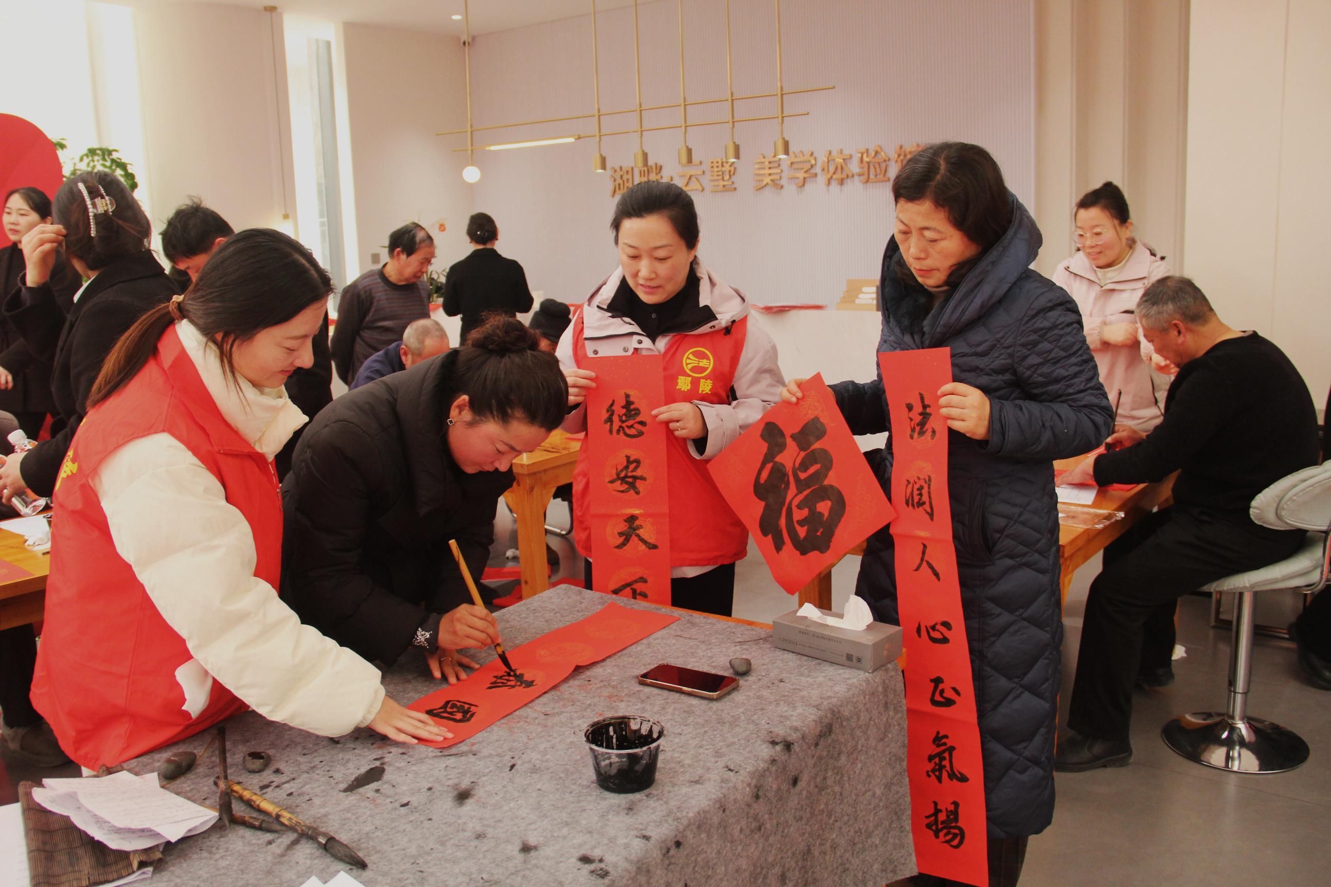 河南鄢陵縣司法局開展送法治春聯(lián)活動(dòng)